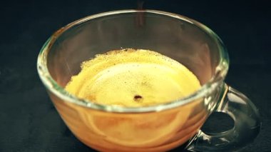 kahve köpüklü İtalyan kahve espresso fincan trasparent içinde ağır çekimde karanlık açık renkli, yiyecek ve içeceklerimizle düşen bırakın ve kavramı relax