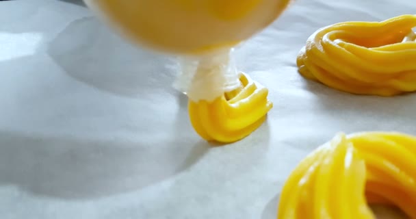 Donna Prepara Deliziosi Dolci Alla Panna Chiamati Zeppole San Giuseppe — Video Stock