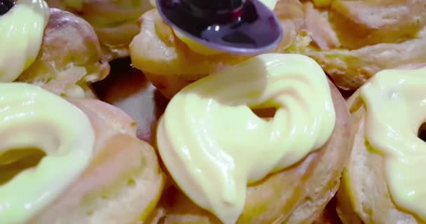 Mulher Prepara Deliciosas Sobremesas Creme Chamado Zeppole Joseph Usar Colher — Vídeo de Stock