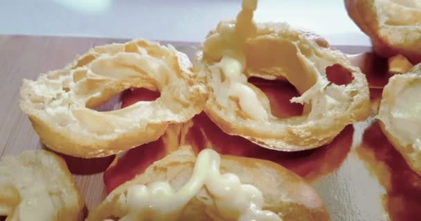 Жінка Готує Крем Десерти Називається Zeppole Святого Йосифа Каструлю Випічки — стокове відео