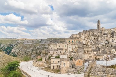panoramik tipik taşlar (Sassi di Matera) ve kilise Matera Unesco Avrupa kültür başkenti 2019 altında mavi gökyüzü beyaz bulutlar, Basilicata, İtalya