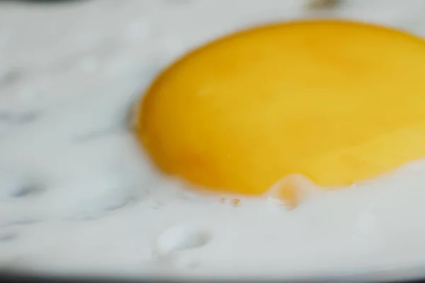 鸡蛋煎煎蛋在平底锅中的特写 — 图库照片