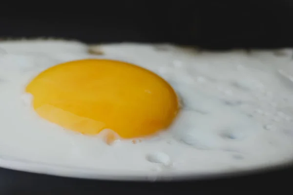 鸡蛋煎煎蛋在平底锅中的特写 — 图库照片