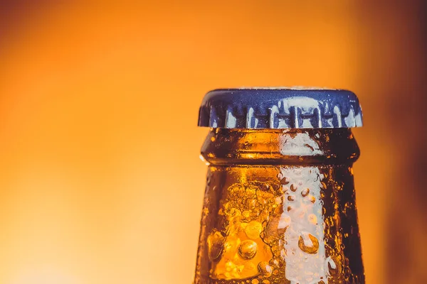 Крупный План Бутылки Холодного Пива Капельками Пробкой Теплом Фоне — стоковое фото
