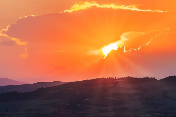 Zonsondergang Scène Met Zon Vallen Achter Wolken Bergen Achtergrond Warme — Stockfoto