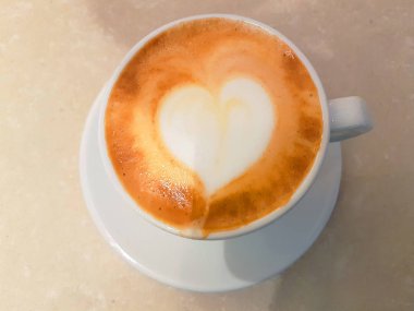 kalp ile sütlü kahve Kupası görünümünün üst üstte çizmek, Odaya Servis Kahvaltı ve sakin ol, beslenme kavramı