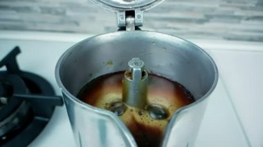 köpük kahve bir fincan kahve mocha maker Makina, kahvaltı başlangıç kavramı kullanarak ağır çekimde gidin yola çıkıp sıcak İtalyan kahvesi arabica ile eski retro kahve moka
