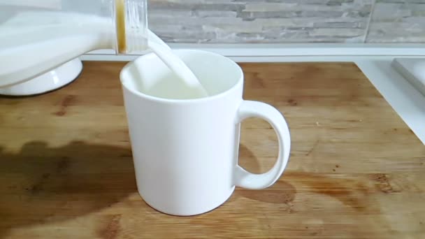 Frische Weiße Milch Trinkglas Auf Küchenhintergrund Gießen Shooting Mit Zeitlupe — Stockvideo