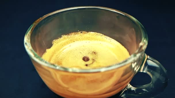 Kaffe Släpp Faller Slow Motion Insidan Genomskinliga Kopp Espresso Italienskt — Stockvideo