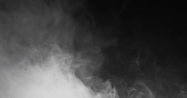 Φυσώντας Οριζόντια Ατμού Άσπρο Καπνό Απομονωμένες Μαύρο Φόντο — Αρχείο Βίντεο