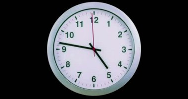 H24 saat timelapse sorunsuz döngü hazır, saat el hareketi, alfa kanalı ile siyah ekran arka plan üzerinde modern beyaz metalik alarm duvar saati