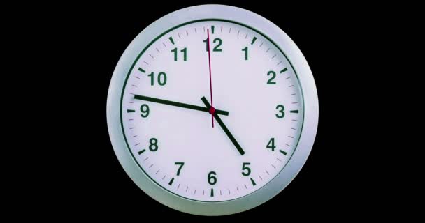 H24 時間タイムラプス シームレスなループできて 時計の手の動き アルファ チャネル付きの黒い画面背景にモダンな白い金属アラーム壁掛け時計 — ストック動画