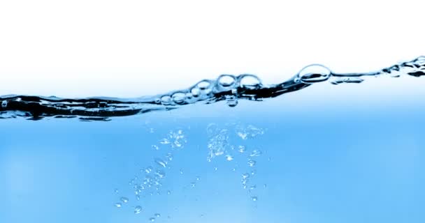 泡タンク ホワイト バック グラウンド 遅い動き 清潔の概念 純度でブルー ウェーブ水 — ストック動画