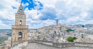 panoramik tipik taşlar (Sassi di Matera) ve Matera Unesco Avrupa sermaye ve kültür 2019 kilise mavi gökyüzü altında