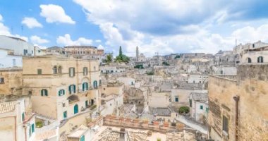 panoramik tipik taşlar (Sassi di Matera) ve Matera Unesco Avrupa sermaye ve kültür 2019 kilise mavi gökyüzü altında