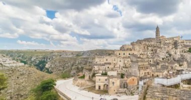 panoramik tipik taşlar (Sassi di Matera) ve Matera Unesco Avrupa sermaye ve kültür 2019 kilise mavi gökyüzü altında