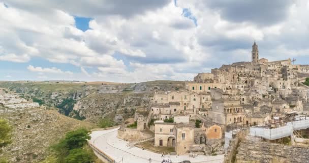 Panorámás kilátás nyílik a tipikus kövek (Sassi di Matera) és a kék ég alatt Matera Unesco Európai főváros kultúra 2019-templom — Stock videók