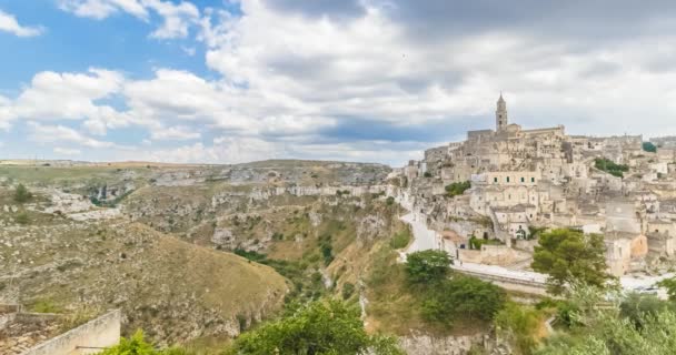 Panoramautsikt över typiska stenar (Sassi di Matera) och kyrkan av Matera Unesco europeiska huvudstad av kultur 2019 under blå himmel — Stockvideo