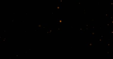 Kamp ateşinden kıvılcımlar saçar. Siyah arka planda kül yükselir. Tehlike patlaması.