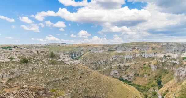 Панорамный вид на типичные камни (Sassi di Matera) и церковь Matera UNESCO European Capital of Culture 2019 под голубым небом — стоковое видео