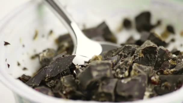 사용에 먹을의 클로즈업 화이트 요구르트와 초콜릿 다이어트 — 비디오