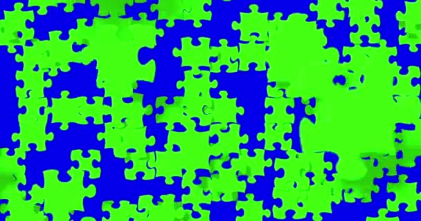 Muchas piezas del rompecabezas con la pantalla verde de la llave del croma del color que cae en fondo azul de la pantalla de la llave del croma, movimiento abstracto — Vídeo de stock