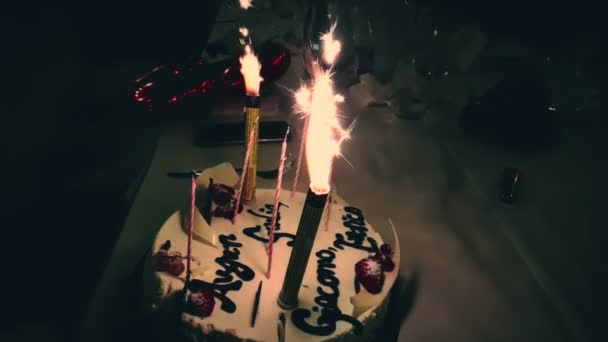 燃える線香花火誕生日ケーキと書かれたお誕生日おめでとう お誕生日おめでとう線香花火の燃焼のような花火 お誕生日おめでとう — ストック動画