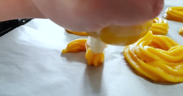 Mann Bereitet Köstliche Sahnedesserts Namens Zeppole Des Josephs Einer Backform — Stockvideo