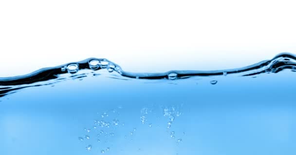 Blue wave voda s bublinkami v nádrži na bílém pozadí, Zpomalený pohyb, pojem čisté a čistoty, zdravotnictví a