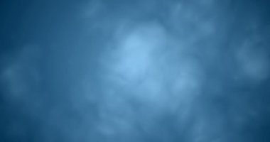 Soyut ışık mavi duman yavaş yavaş gibi bulutlar ve sis siyah karşı uzayda yüzen