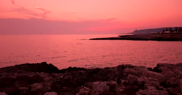 金色の砂と岩夕暮れ ゆっくり海の動き 空の色鮮やかな熱帯のカリブ海のビーチ海の休日 リラックスや旅行 — ストック動画