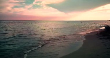 altın kum batımında, yavaş deniz hareketiyle bu gökyüzü renkli tropikal Karayipler beach deniz tatil, sakin ol ve seyahat