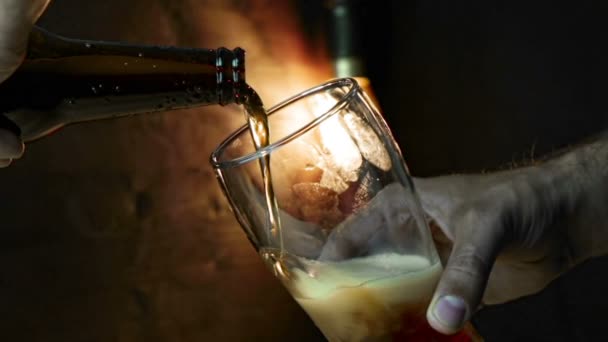 Mann Gießt Frisches Bier Mit Schaum Glas Mit Gefrorenen Tropfen — Stockvideo