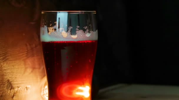 Φρέσκια Μπύρα Αφρό Στο Ποτήρι Ποτό Τον Πάγο Παγωμένα Σταγόνες — Αρχείο Βίντεο