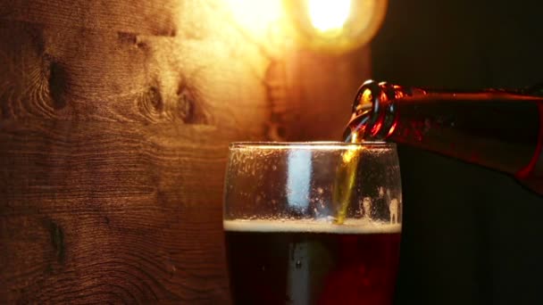 Bière Fraîche Avec Mousse Dans Une Pinte Verre Avec Des — Video