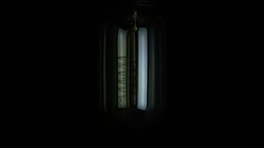 Yavaş çekimde aç ve kapat, eski teknolojiye sahip antika ampulü sıcak sarı renkli ve siyah arkaplan, eski tarz nesne