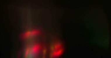 Soyut çok renkli ışık darbeleri ve ışımalar kaçaklarını odak bokeh ile hareketli arka plan