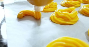 adam zeppole St Joseph saccapoche, İtalyan geleneksel dini olay, baba partisi ile pişirme pan adlı krem lezzetli tatlılar hazırlar, tatil