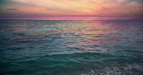 Playa Tropical Caribeña Mar Con Arena Dorada Rocas Atardecer Colorido — Vídeos de Stock