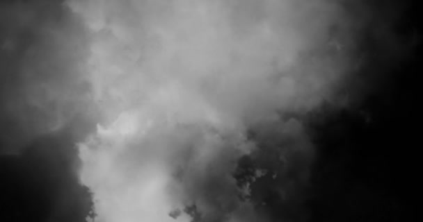 Продувка Вертикального Пара Поднятием Белого Дыма Замедленной Съемке Черном — стоковое видео