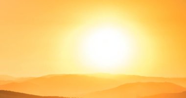 gün batımı sahne arkasında bulutlar ve arka plan dağlarda güneş fall ile zaman atlamalı shot, yumuşak sıcak renkli gökyüzü