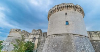 Ortaçağ eski kule bulut Matera ile mavi gökyüzü altında Kalesi'nin kalıntıları, hızlandırılmış
