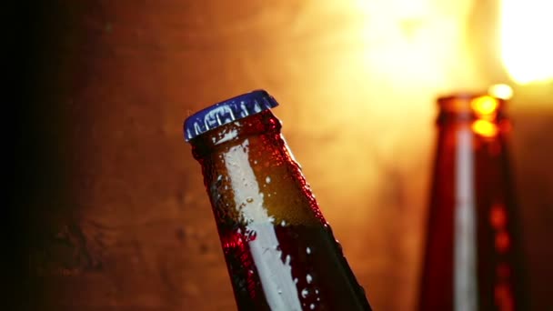 Hombre Uncup Una Botella Cerveza Con Espuma Con Gotas Congeladas — Vídeos de Stock