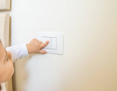çocuk küçük çocuk parmağını küçük el, yeni nesil kavramı beyaz ışık anahtarla açma