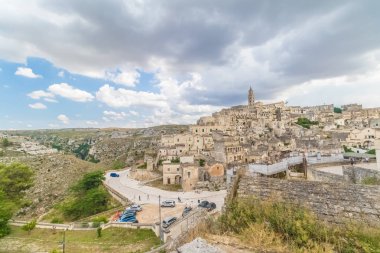 Tipik taşların panoramik görüntüsü Sassi di Matera ve Matera 2019 Kilisesi mavi gökyüzünün altında bulutlarla, Avrupa kültürünün başkenti 2019