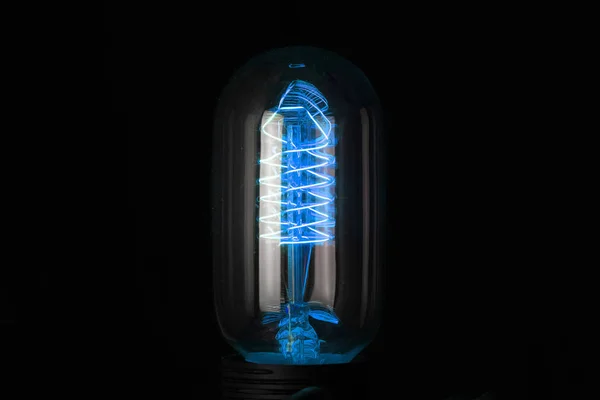 Включити Ретро Вінтажну Блакитну Лампочку Вольфрамовою Технологією Вбудованою Чорному Фоні — стокове фото