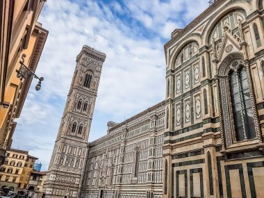 Santa Maria del Fiore, Floransa Firenze, İtalya katedral mavi gökyüzü ve bulutlar, seyahat kavramı