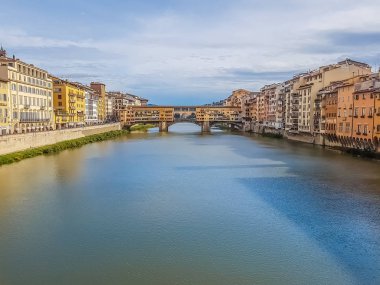 panoramik Floransa firenze eski köprü Nehri yakınında tipik eski ev ile mavi gökyüzü altında ponte vecchio arno
