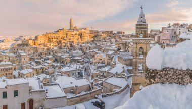 panoramik manzaralı tipik Sassi di Matera ve kilise Matera 2019 bulutlar ve kar ile mavi gökyüzü altında eve, seyahat ve Noel tatil kavramı üzerinde kar taneleri, Avrupa Kültür 201 başkenti taşlar