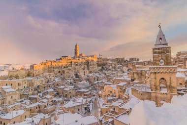 panoramik manzaralı tipik Sassi di Matera ve kilise Matera 2019 bulutlar ve kar ile mavi gökyüzü altında eve, seyahat ve Noel tatil kavramı Avrupa Kültür 201 günbatımı, başkenti, kar taneleri üzerinde taşlar